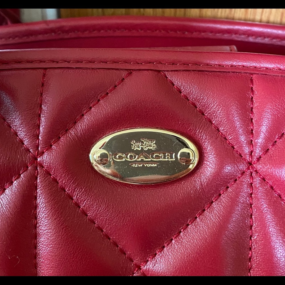 A Coach red leather quilted satchel handbag - Picture 2 of 8